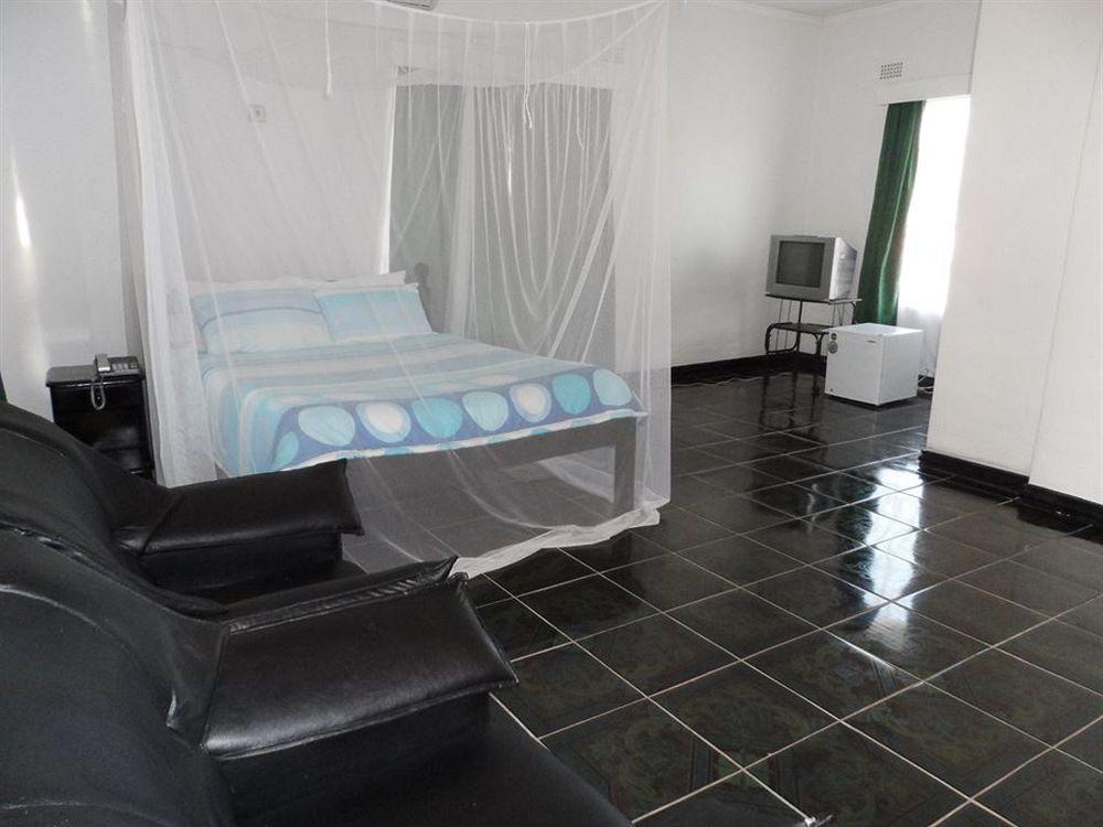 Skinny Hippos Lodge Mangochi Ngoại thất bức ảnh